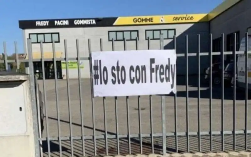 io sto con fredy   striscione di solidarieta al gommista aretino che ha ucciso un ladro