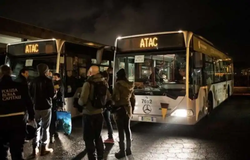 irruzione nelle villette dei casamonica   gli agenti arrivano in autobus 1