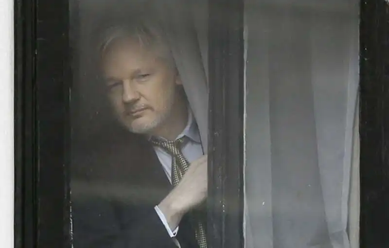 JULIAN ASSANGE ALLA FINESTRA