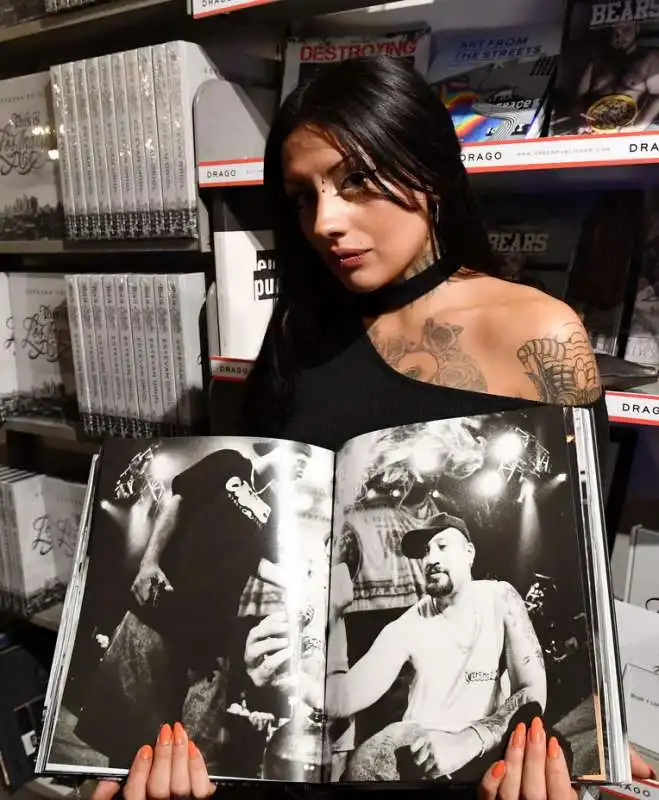 kristal con il libro di estevan oriol