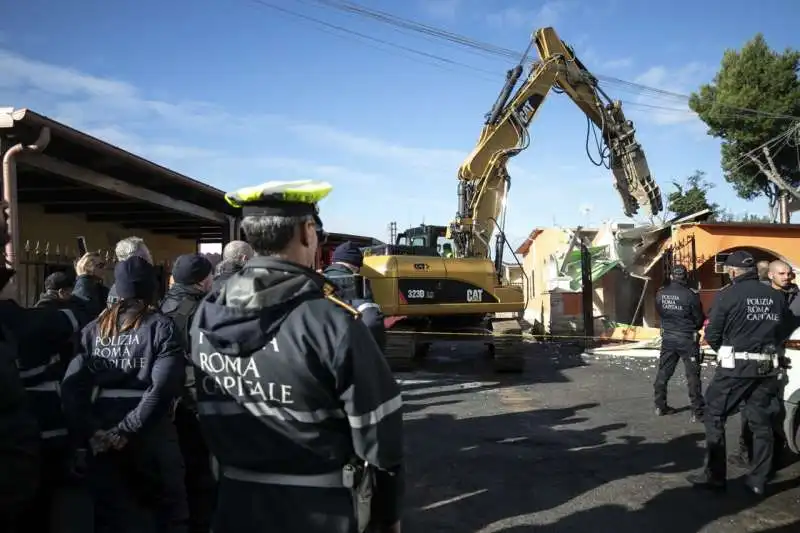 la demolizione delle ville dei casamonica 1