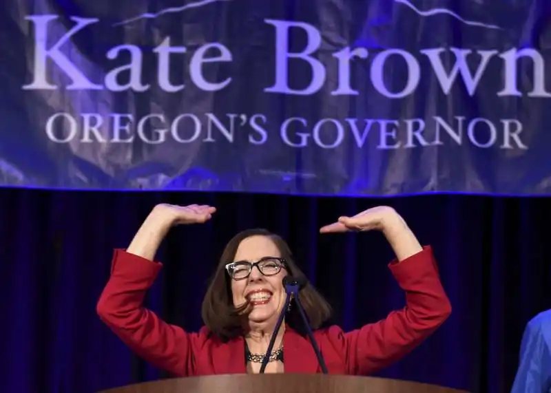 la governatrice dell'oregon kate brown