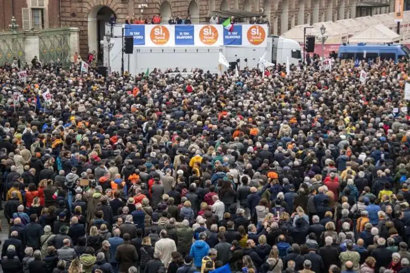 la manifestazione 'si' tav' in piazza castello a torino 10