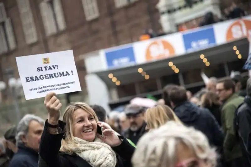 la manifestazione 'si' tav' in piazza castello a torino 13