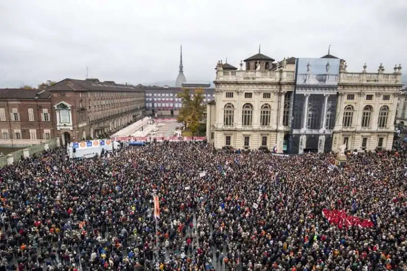 la manifestazione 'si' tav' in piazza castello a torino 2