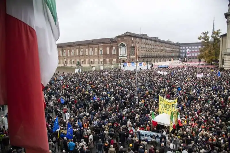 la manifestazione 'si' tav' in piazza castello a torino 7