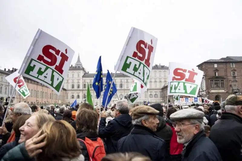 la manifestazione 'si' tav' in piazza castello a torino 8