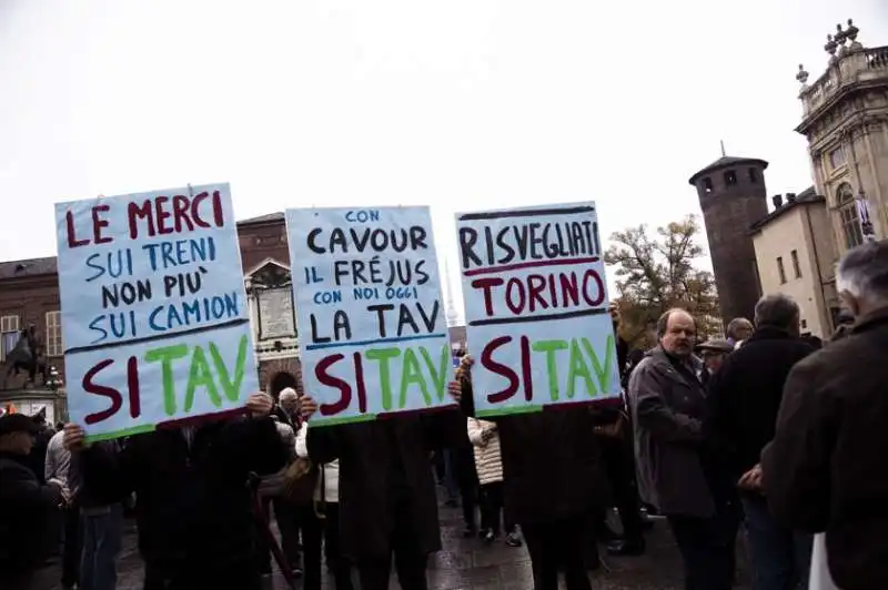 la manifestazione 'si' tav' in piazza castello a torino 9