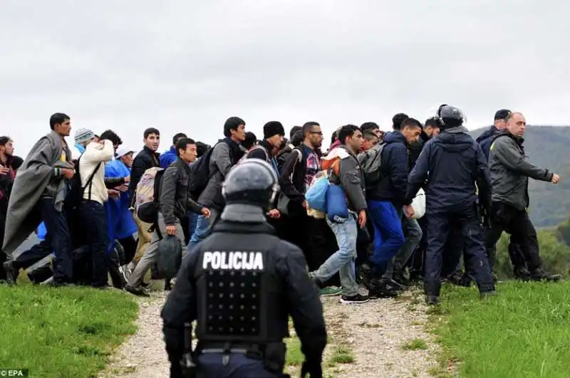 la slovenia rispedisce in croazia i migranti 7