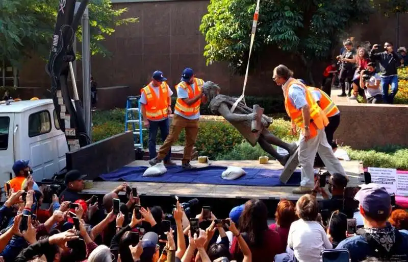 la statua di  cristoforo colombo abbattuta a los angeles