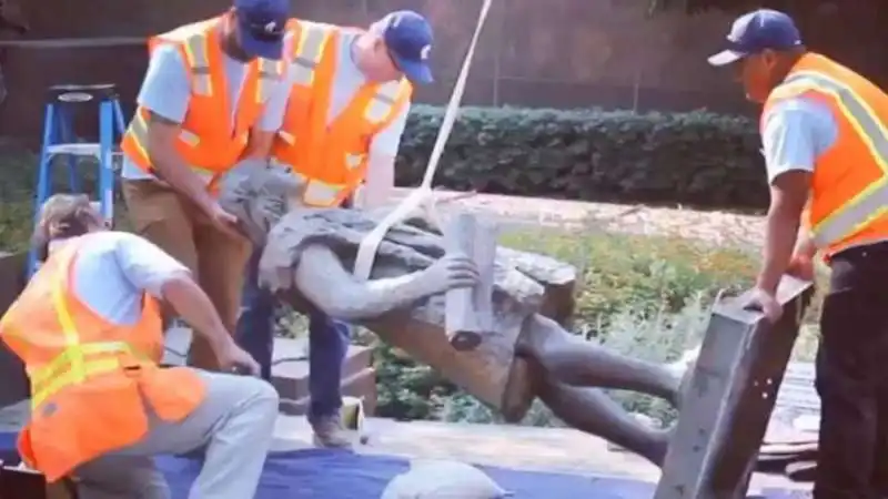 la statua di cristoforo colombo abbattuta a los angeles