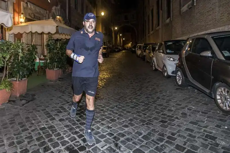 matteo salvini fa jogging