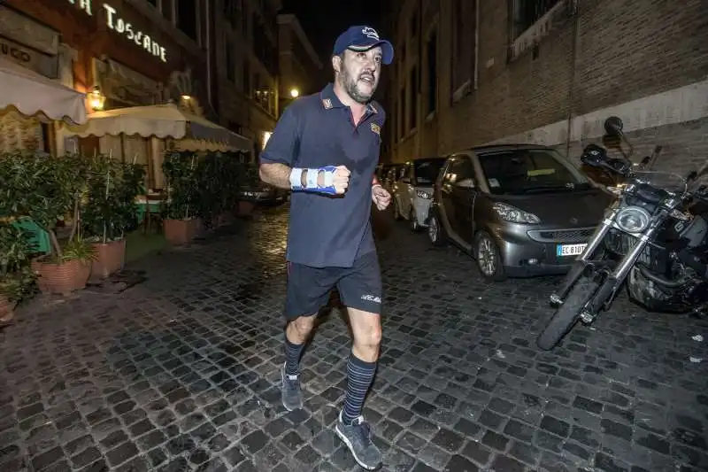 matteo salvini fa jogging 3