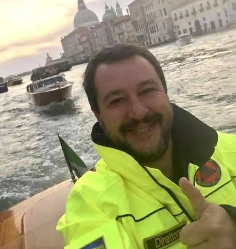 MATTEO SALVINI SELFIE A VENEZIA