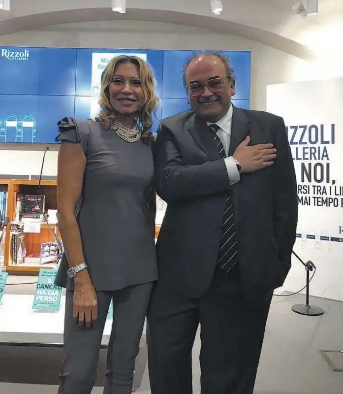 MELANIA RIZZOLI CON IL PROFESSORE MICHELE MAIO