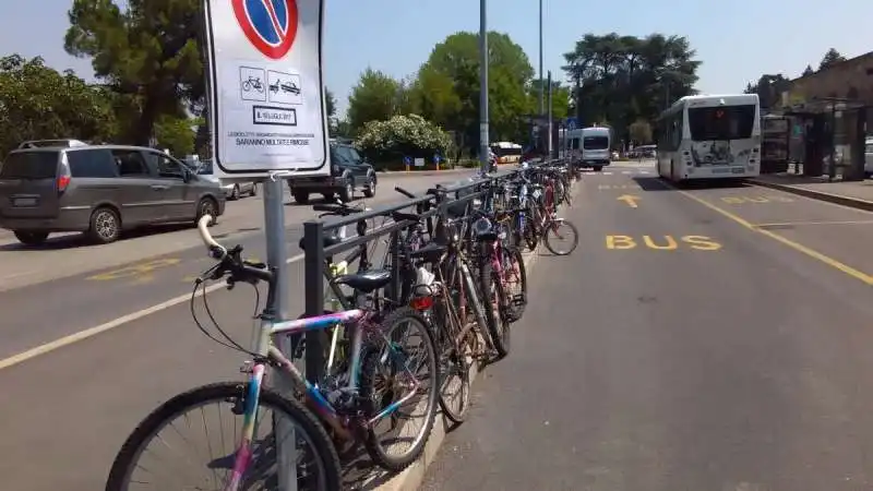 novara vieta di legare le bici al palo