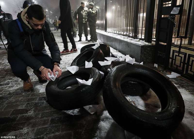 proteste contro l'ambasciata russa a kiev 2