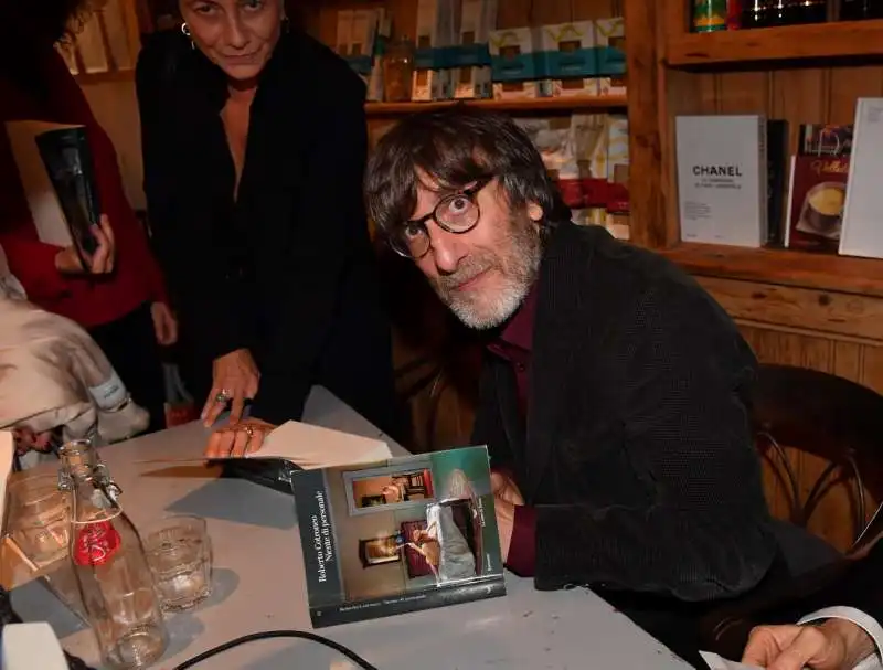 roberto cotroneo firma le copie del suo libro