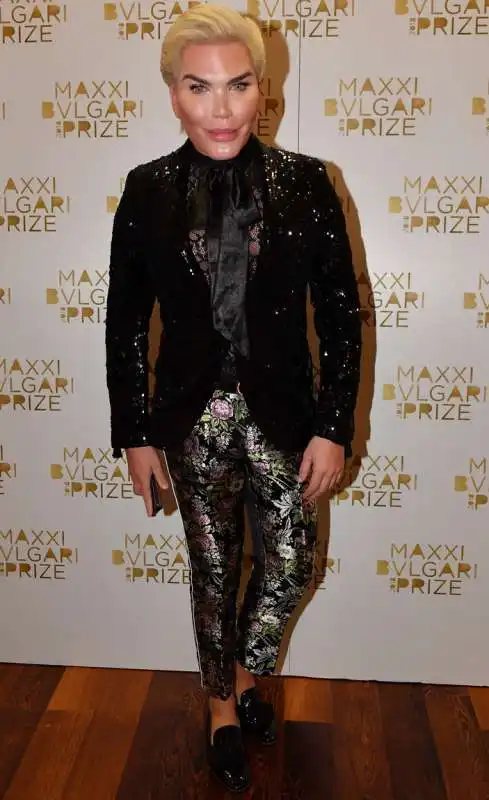 rodrigo alves con scarpe pantaloni e giacca di dolce e gabbana cintura di stefano ricci camicia inglese