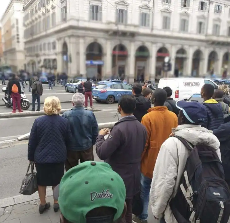 roma termini   banda di rom tenta di rapinare i passanti e aggredisce un poliziotto