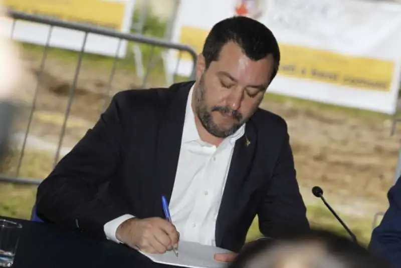 salvini alla demolizione della villa dei casamonica