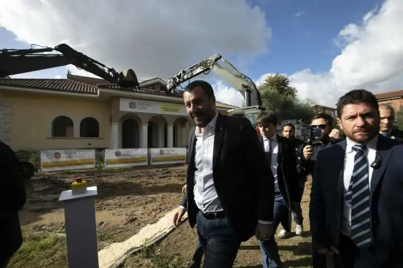 salvini alla demolizione della villa dei casamonica