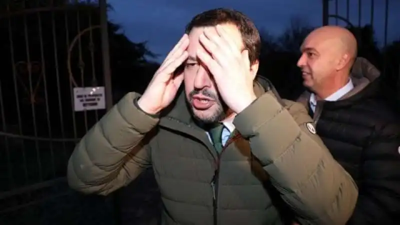 SALVINI CON LE MANI NEI CAPELLI