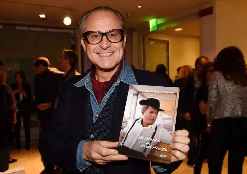 saverio ferragina con il libro della mostra