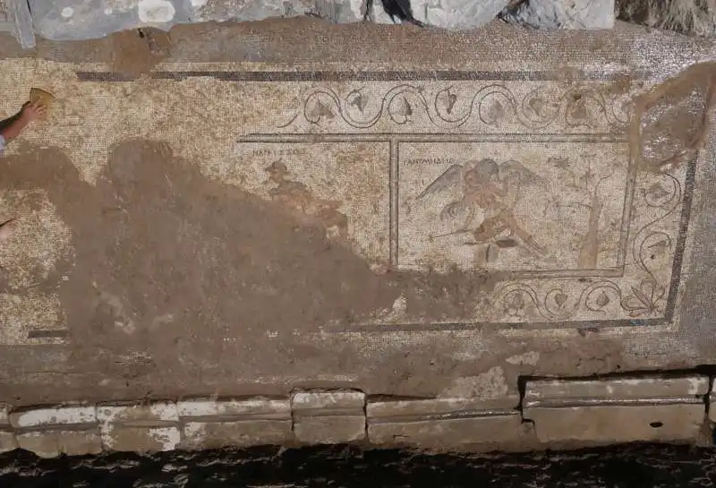 scritte oscene nel bagno di un sito archeologico in turchia 2