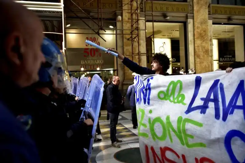 sit in contro salvini a napoli 2