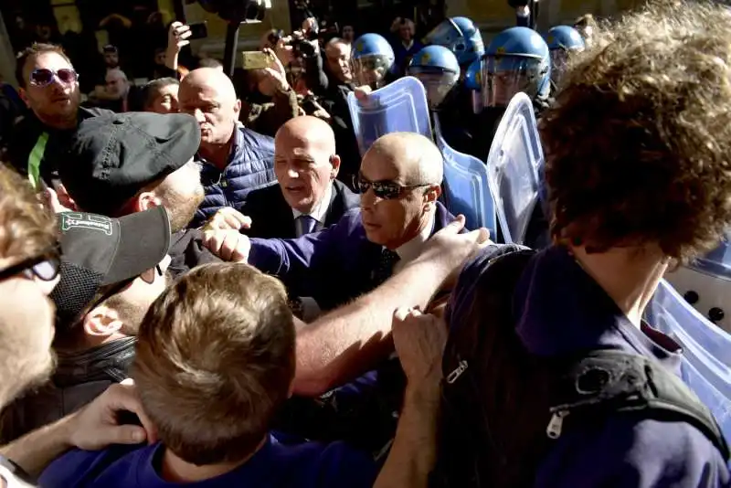 sit in contro salvini a napoli 5