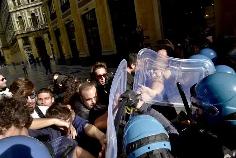 sit in contro salvini a napoli 6