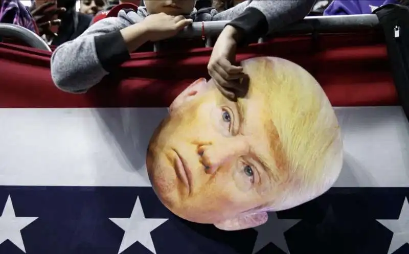 UN FAN DI DONALD TRUMP CON UNA MASCHERA DEL PRESIDENTE DURANTE UN COMIZIO A FORT WAYNE, INDIANA