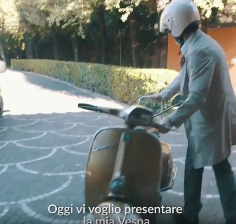 viktor elbling con la sua vespa