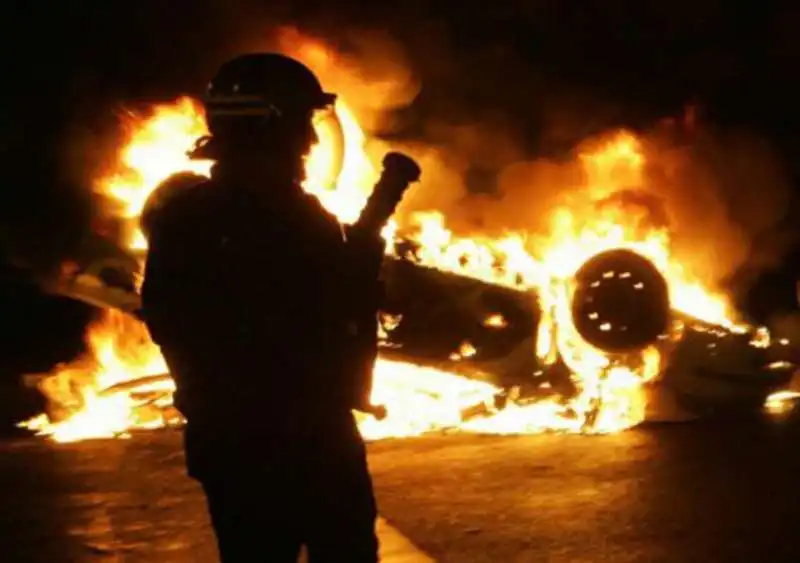 agguati alla polizia in francia  10