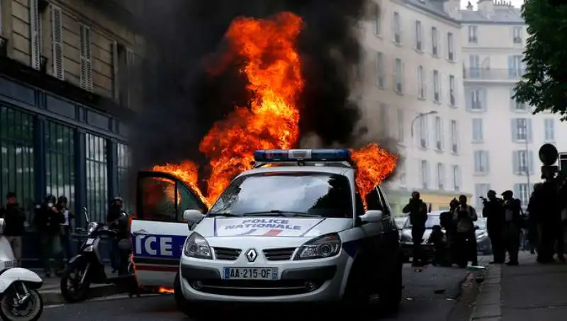 agguati alla polizia in francia  4