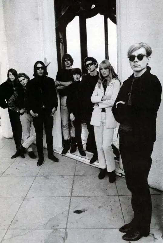 andy warhol con i velvet underground e nico