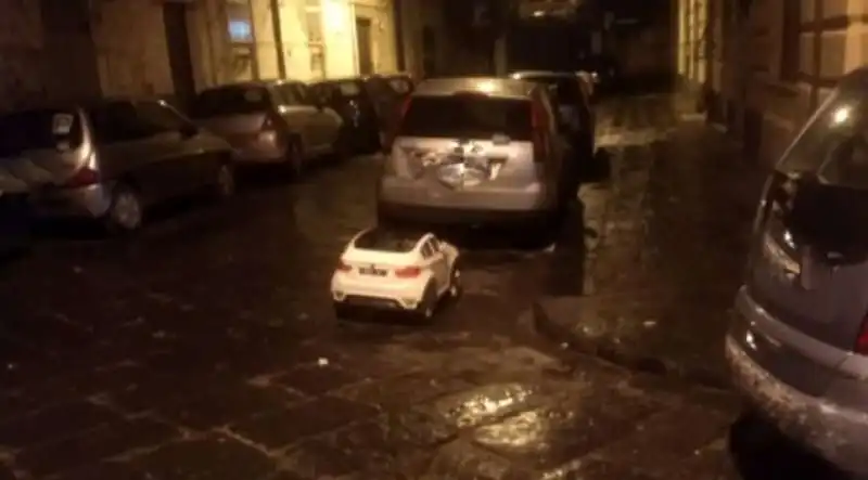 auto giocattolo per conservare il posto a napoli