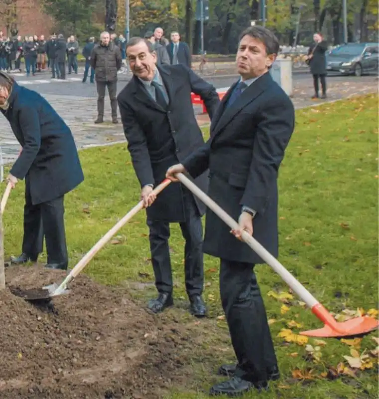 BEPPE SALA E GIUSEPPE CONTE CON LA VANGA