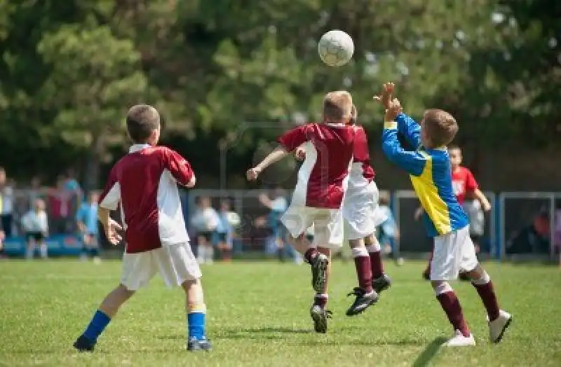 bimbi giocano a calcio 1