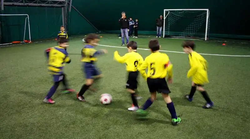 bimbi giocano a calcio 2