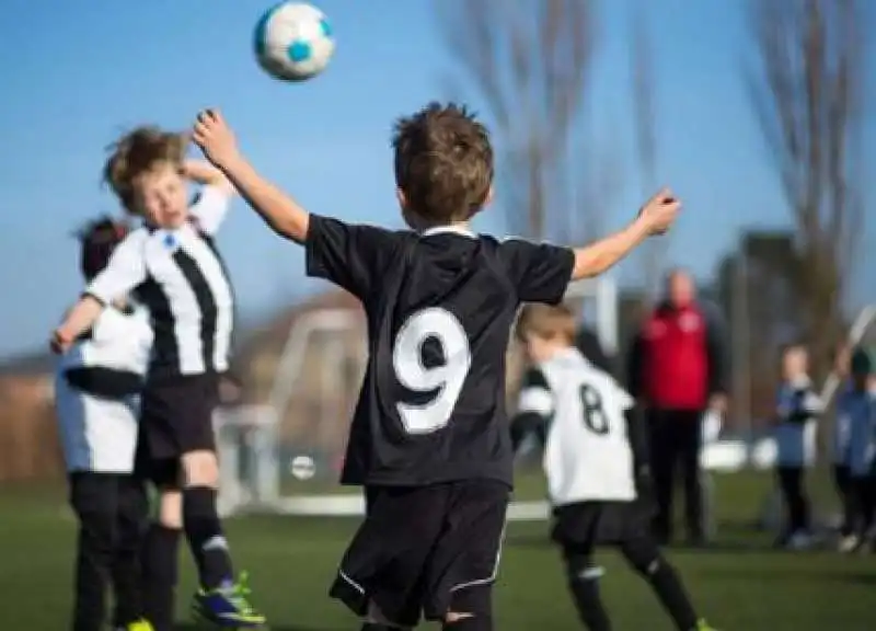 bimbi giocano a calcio 6