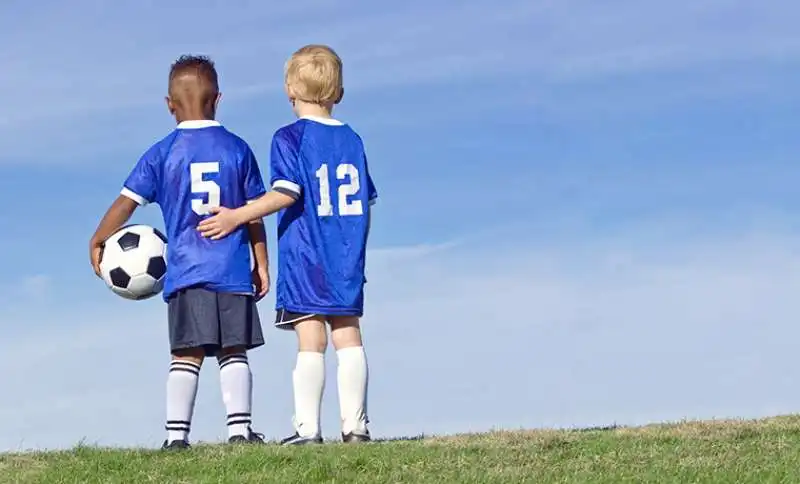 bimbi giocano a calcio 9