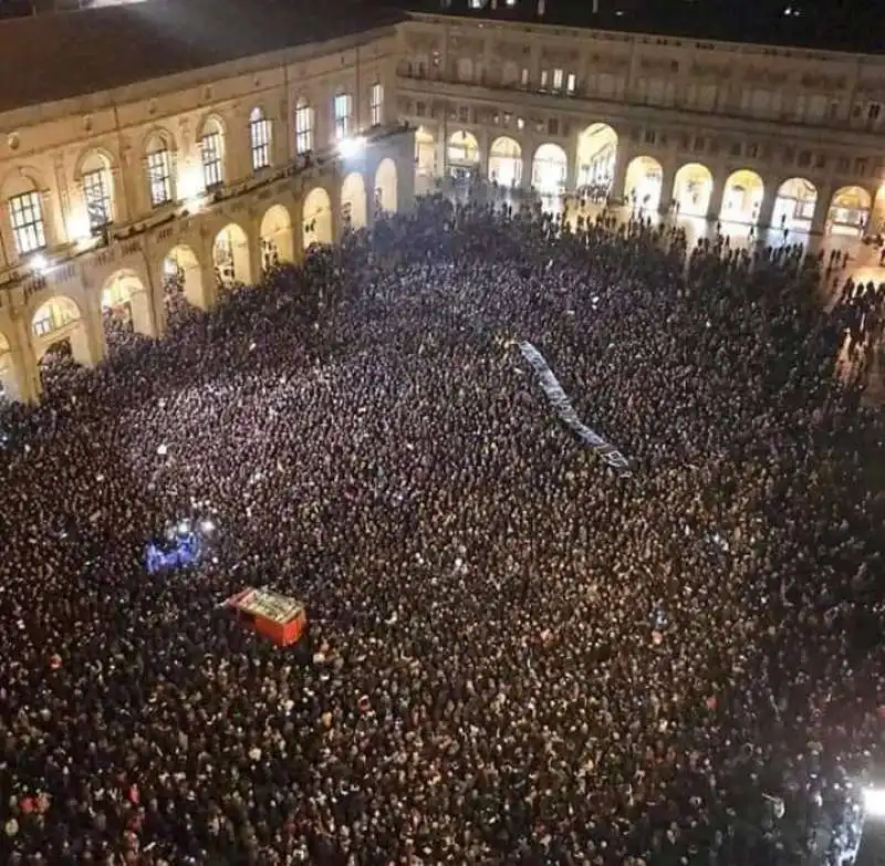 bologna, piazza maggiore contro salvini