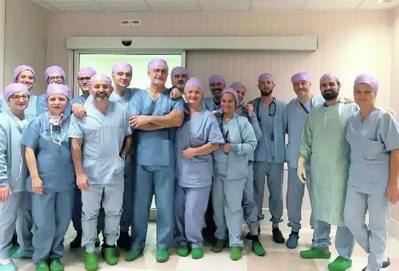 CESENA - EQUIPE MEDICA CHE HA OPERATO DI TUMORE AL CERVELLO UN UOMO IN AWAKE SURGERY