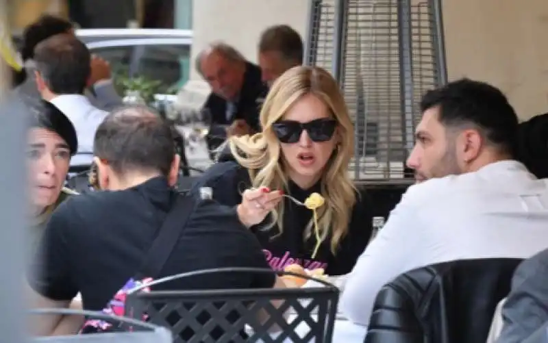 chiara ferragni mangia la cacio e pepe a roma 5