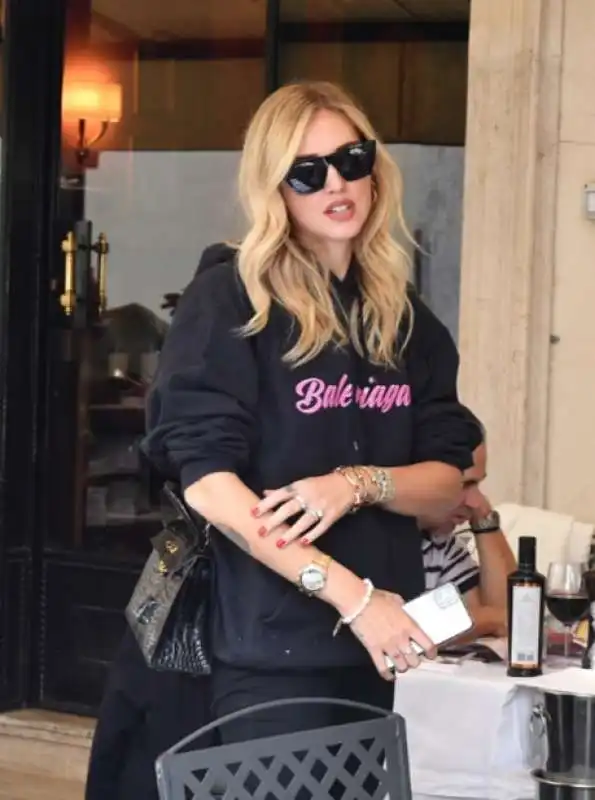 chiara ferragni mangia la cacio e pepe a roma 6