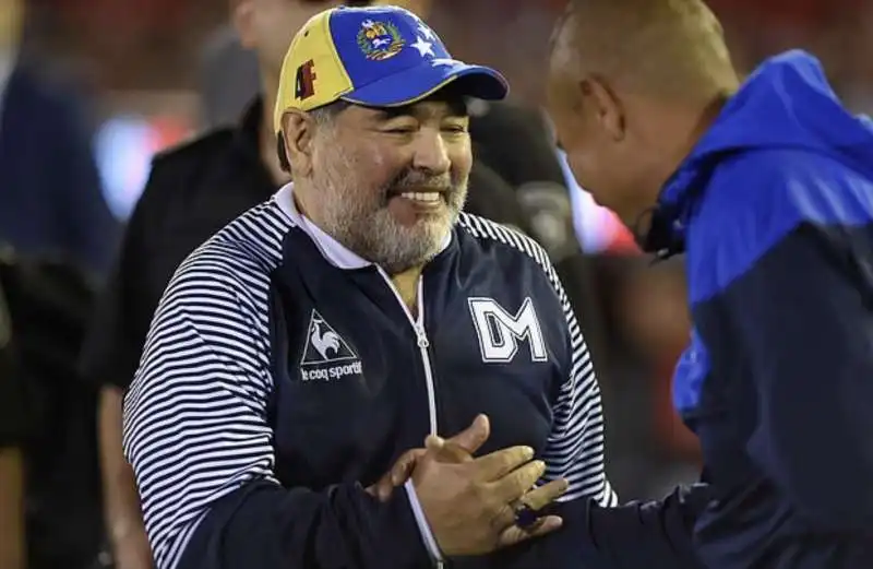 diego armando maradona e il trono regalato dai tifosi rivali del newell's old boys di rosario 2