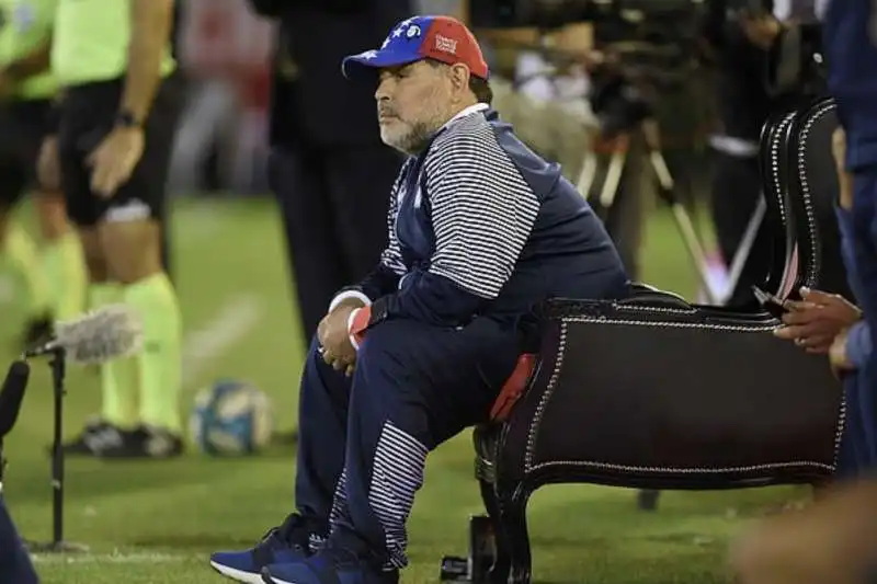 diego armando maradona e il trono regalato dai tifosi rivali del newell's old boys di rosario 5