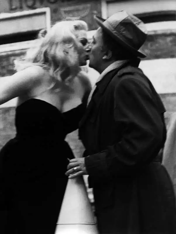 federico fellini bacia anita ekberg